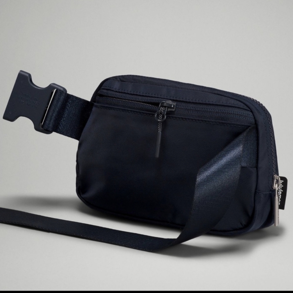 NWT 🍋 Lululemon 🍋Everywhere Belt Bag Navy True! Rare Color - Picture 3 of 6